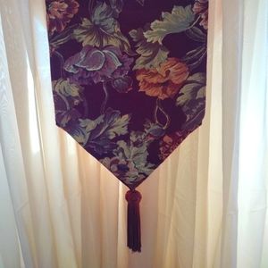 𝅺BESS Burgundy Floral Table Runner